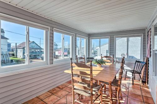 Ein Balkon oder eine Terrasse in der Unterkunft Seaside SK Getaway Steps to Matunuck Beach!