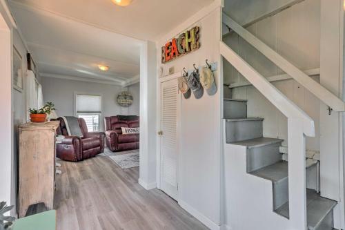 Ein Sitzbereich in der Unterkunft Seaside SK Getaway Steps to Matunuck Beach!