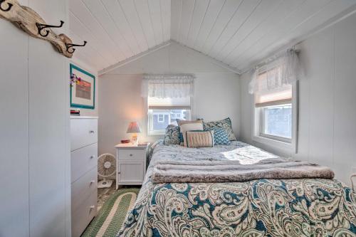 ein kleines Schlafzimmer mit einem Bett und einem Fenster in der Unterkunft Seaside SK Getaway Steps to Matunuck Beach! in South Kingstown