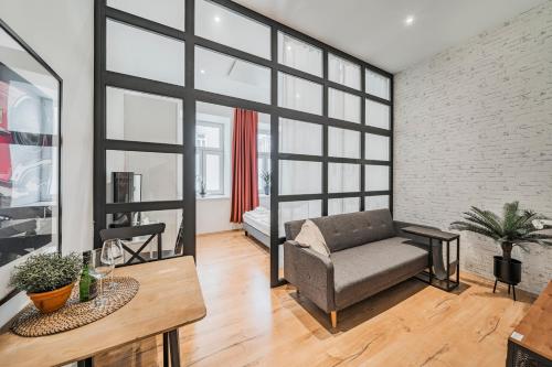 salon z kanapą i stołem w obiekcie ZEUS Design Apartments Herz w Wiedniu