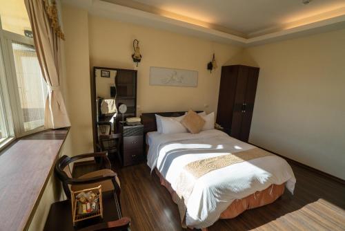 a bedroom with a large bed in a room at Qingjing Baiyun Resort in Renai