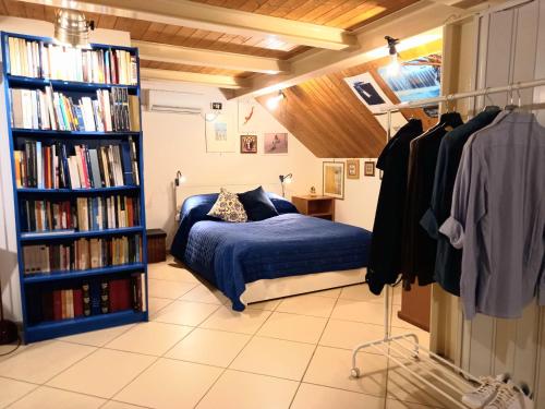 una camera con un letto e una libreria con libri di TakeAmalfiCoast City Loft a Baronissi