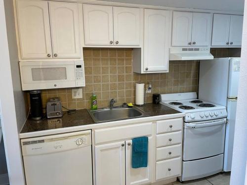 
A kitchen or kitchenette at Charming ocean view condo! Bluewater Resort

