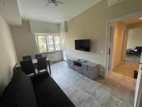 salon z kanapą i telewizorem na ścianie w obiekcie Casa Patty w Rapallo