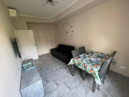 salon ze stołem i kanapą w obiekcie Casa Patty w Rapallo