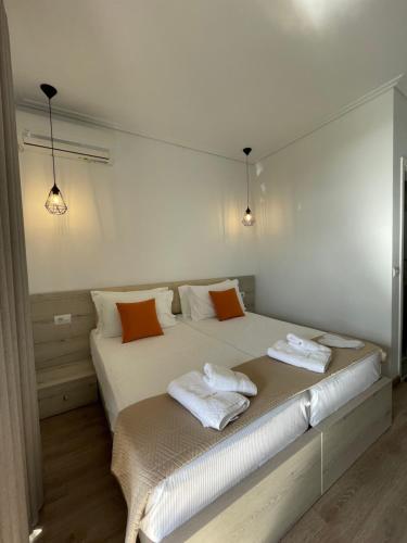 Una cama o camas en una habitación de Relax Mea Hotel