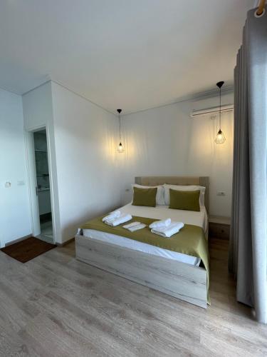 Una cama o camas en una habitación de Relax Mea Hotel
