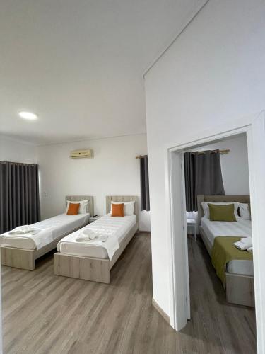 Una cama o camas en una habitación de Relax Mea Hotel