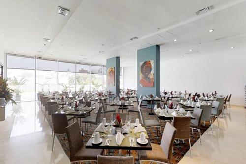 a large dining room with tables and chairs at Hermoso apartamento en la Arenosa in Barranquilla