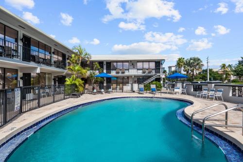 a large swimming pool in front of a building at Avalon Resort of Deerfield Beach in Deerfield Beach