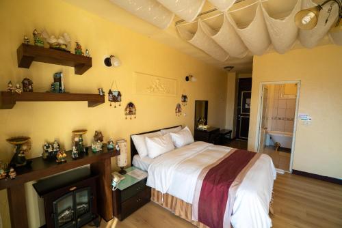 a bedroom with a bed and a fireplace at Qingjing Baiyun Resort in Renai
