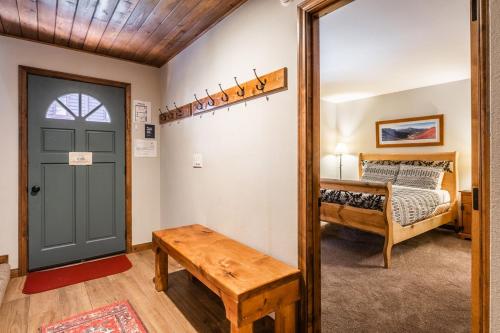 een kamer met een deur, een bed en een spiegel bij Helios 9N in Mammoth Lakes