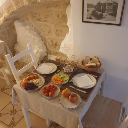 een tafel met fruitschalen erop bij B&B Dei Cardinale in Bari