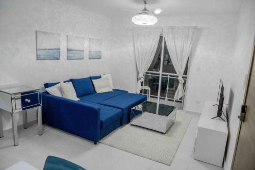 A seating area at Lovely condo 10 minutes from airport 15 from beach