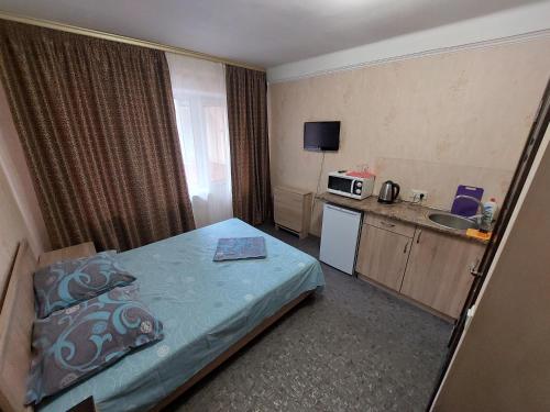 Cette chambre comprend un lit et un lavabo. dans l'établissement Отель Юность, à Kiev