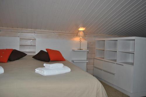 Un pat sau paturi într-o cameră la Kiurunrinne Villas