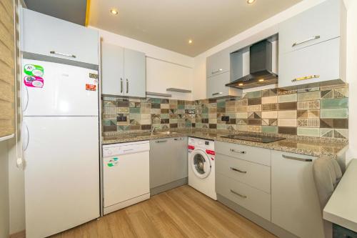 Dapur atau dapur kecil di Yaşam Park Apart Hotel - Fethiye Calis Beach