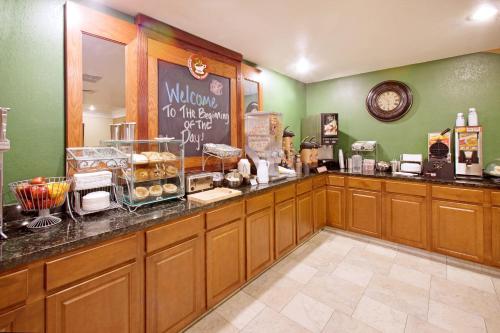 UrbandaleにあるAmericInn by Wyndham Johnston Des Moinesのカウンター付きのレストラン