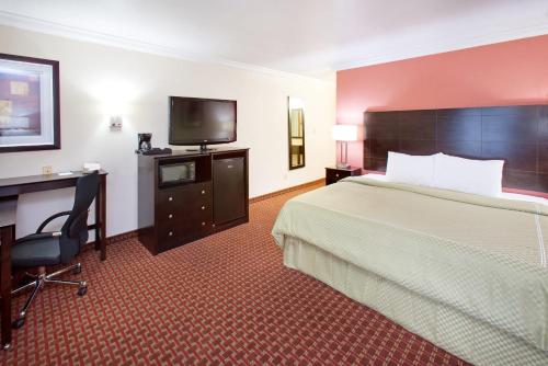 AmericInn by Wyndham Johnston Des Moinesにあるテレビまたはエンターテインメントセンター