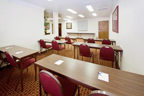 AmericInn by Wyndham Johnston Des Moinesにあるビジネスエリアまたは会議室