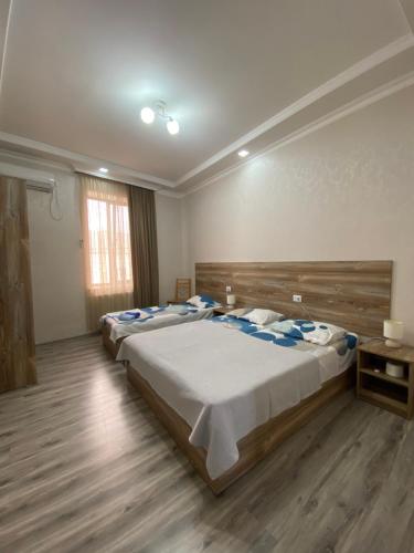 1 dormitorio con 2 camas y ventana en Onestep en Kutaisi