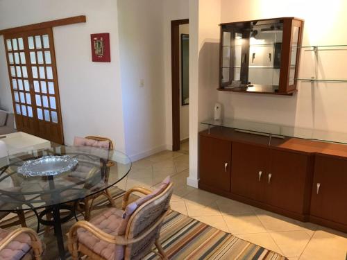 comedor con mesa de cristal y espejo en Quinta del Pomar, en São Pedro