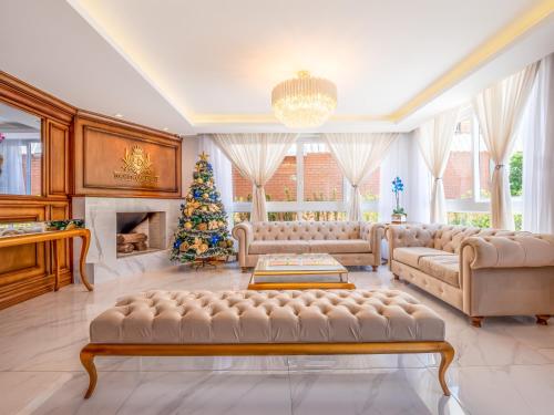 a living room with couches and a christmas tree at Hotel Locanda Casa D'Oro in Gramado