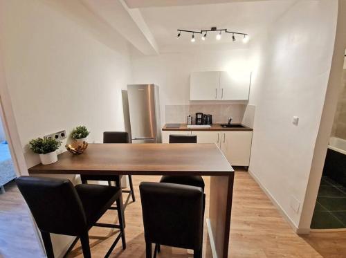 une cuisine avec une grande table et des chaises en bois dans l'établissement GregBnb - T2 Design 43m2 - Toulon Est - Wifi Fibre - n2, à Toulon