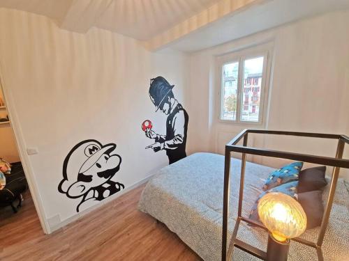- une chambre avec un mur orné d'une fresque murale sur souris dans l'établissement GregBnb - T2 Design 43m2 - Toulon Est - Wifi Fibre - n2, à Toulon