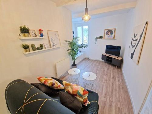 un salon avec un canapé et une table dans l'établissement GregBnb - T2 Design 43m2 - Toulon Est - Wifi Fibre - n2, à Toulon