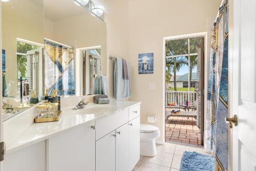 Un baño blanco con lavabo e inodoro. en Luxury Waterfront Villa - Heated Pool and Spa with Direct Gulf Access - American Dream - Roelens, en Cabo Coral