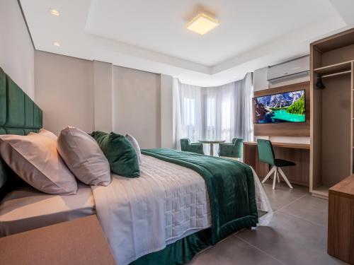 グラマドにあるHotel Locanda Casa D'Oroのベッドとテレビがあるホテルの部屋