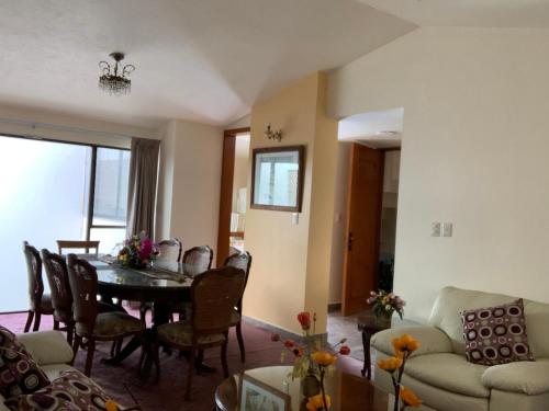 a living room with a dining room table and chairs at Casa Galindo *a unos pasos del centro* in Zacatlán