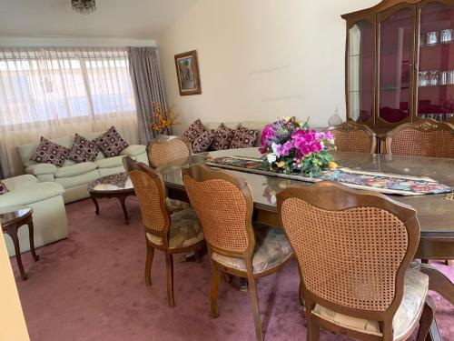a living room with a table and chairs and a couch at Casa Galindo *a unos pasos del centro* in Zacatlán