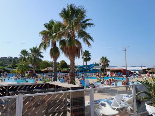 a group of people in the swimming pool at a resort at Grand mobilhome spacieux 8 places frejus/straphael in Fréjus