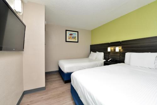 Postel nebo postele na pokoji v ubytování SureStay Studio by Best Western Virginia Beach Oceanfront