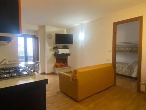 salon z żółtą kanapą w kuchni w obiekcie Residence Cavallino Bianco w mieście Terminillo