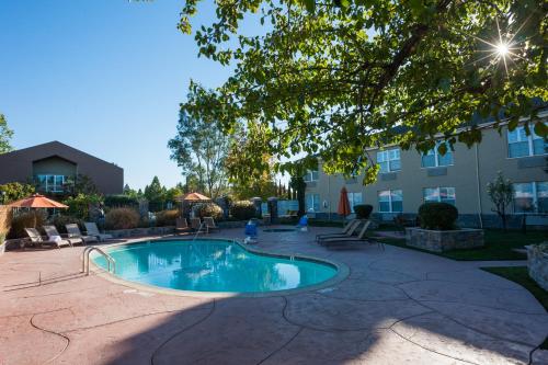 una piscina en un patio con un edificio en Hotel Indigo Napa Valley, an IHG Hotel, en Napa