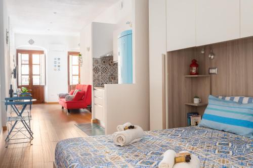 - une chambre avec un lit et des serviettes dans l'établissement SAILING, à Cagliari