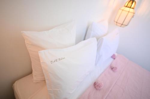 Una cama o camas en una habitación de Riad Dar Rabiaa