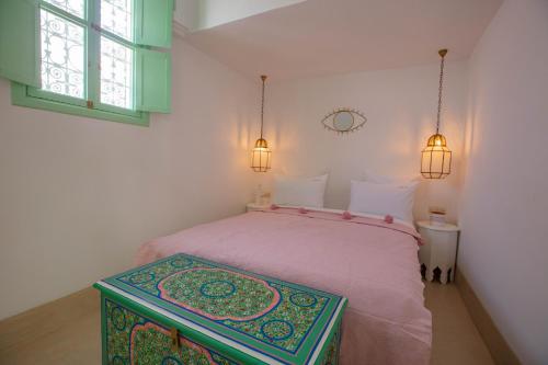 Una cama o camas en una habitación de Riad Dar Rabiaa