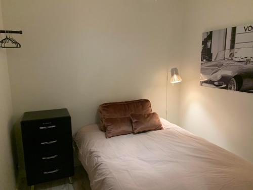 Broncks Apartment 1 - Modern 2-Bedroom in the Heart of Tórshavnにあるベッド