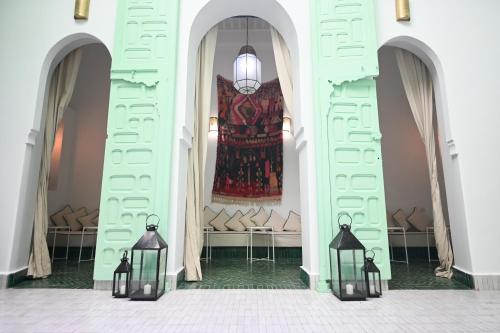 um quarto com três arcos e uma parede com um mural em Riad Dar Rabiaa em Rabat