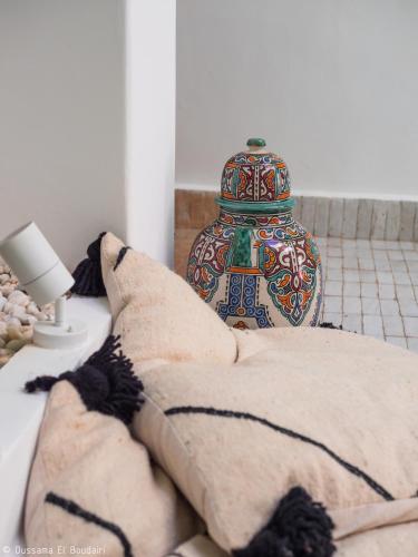 Una cama o camas en una habitación de Riad Dar Rabiaa