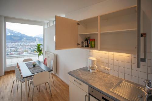 Kuhinja ili čajna kuhinja u objektu Hilltop Innsbruck Apartment I free parking