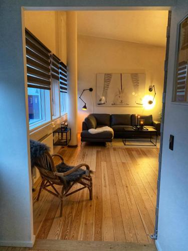 Un lugar para sentarse en Broncks Apartment 5 - Modern 2-Bedroom in the Heart of Tórshavn