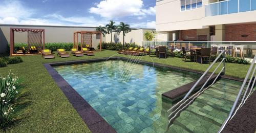 坎皮納斯的住宿－Maravilhoso Studio Flat Apto no Bosque - Campinas，一座建筑物的院子内的游泳池