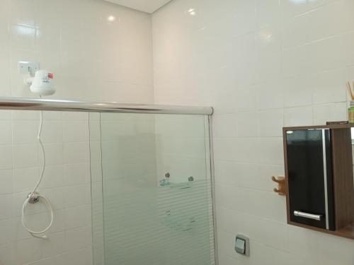 Ένα μπάνιο στο "Excelente Casa Pé na Areia com Piscina, Ampla Área de Lazer com Espaço Gourmet Externo, Deck Coberto com Churrasqueira e Cooktop, Cozinha Americana, Ampla Sala de Estar com Lindíssima Lareira, Smart TV 50", Wi-Fi e o Principal é muito Pertinho da Praia"