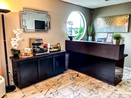 a barber shop with a counter and a mirror at Vantage Point Inn - Woodland Hills in Woodland Hills