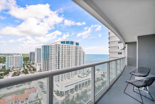 uma varanda com vista para o oceano em W Residences 2 Bedroom Suite condo em Fort Lauderdale